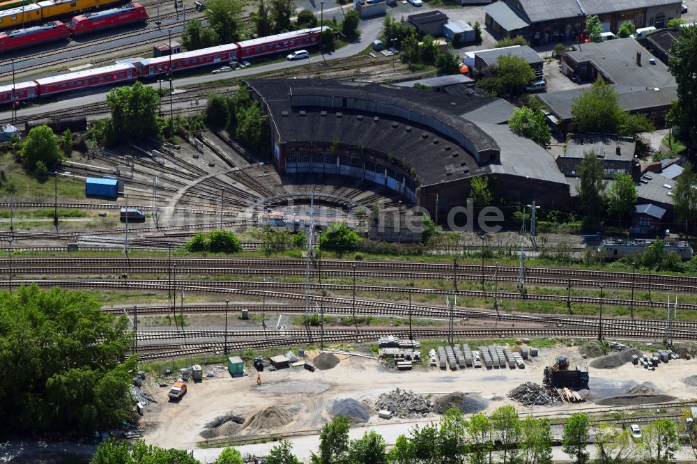 Berlin von oben - Gleisanlagen am Rundschuppen - Triebfahrzeughalle des Bahn- Betriebswerkes im Ortsteil Rummelsburg in Berlin, Deutschland