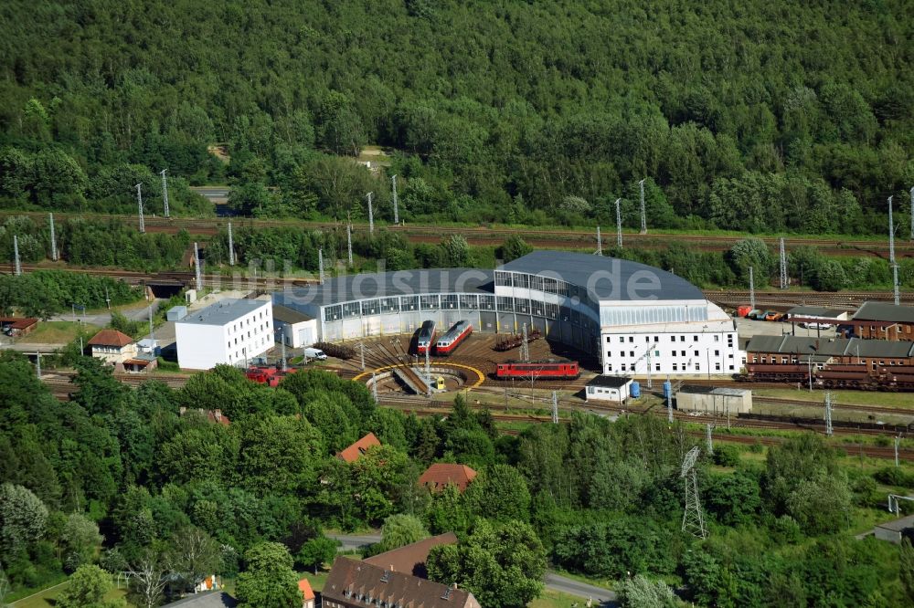 Senftenberg aus der Vogelperspektive: Gleisanlagen am Rundschuppen - Triebfahrzeughalle des Bahn- Betriebswerkes in Senftenberg im Bundesland Brandenburg, Deutschland