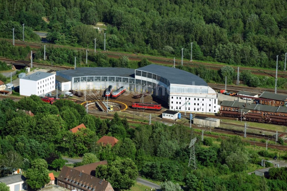 Luftaufnahme Senftenberg - Gleisanlagen am Rundschuppen - Triebfahrzeughalle des Bahn- Betriebswerkes in Senftenberg im Bundesland Brandenburg, Deutschland