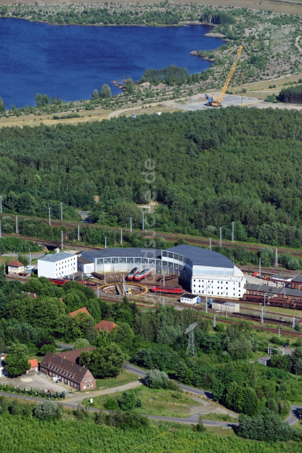 Luftbild Senftenberg - Gleisanlagen am Rundschuppen - Triebfahrzeughalle des Bahn- Betriebswerkes in Senftenberg im Bundesland Brandenburg, Deutschland