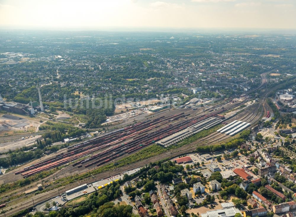 Herne von oben - Gleisanlagen und Schienen im Osten des Hauptbahnhofes Wanne-Eickel der Deutschen Bahn in Herne im Bundesland Nordrhein-Westfalen