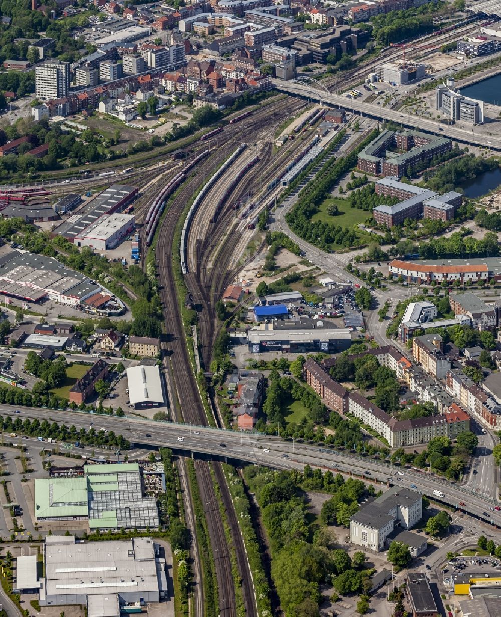 Luftbild Kiel - Gleisanlagen und Triebfahrzeughallen des Bahn- Betriebswerkes DB Regio in Kiel im Bundesland Schleswig-Holstein, Deutschland