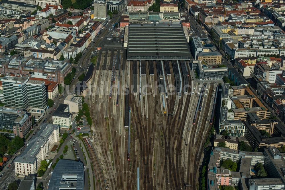 München aus der Vogelperspektive: Gleise und Schienenstränge am Hauptbahnhof der Stadt München im Bundesland Bayern