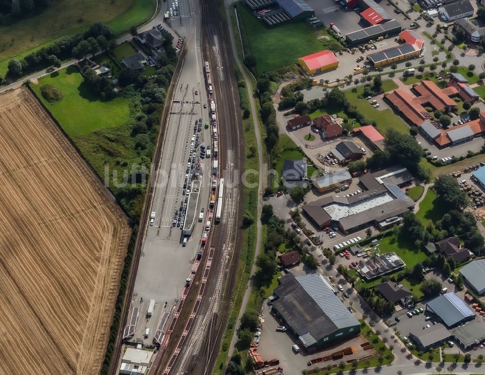 Luftbild Niebüll - Gleisverlauf und Bahn -Betriebsgebäude in Niebüll im Bundesland Schleswig-Holstein, Deutschland