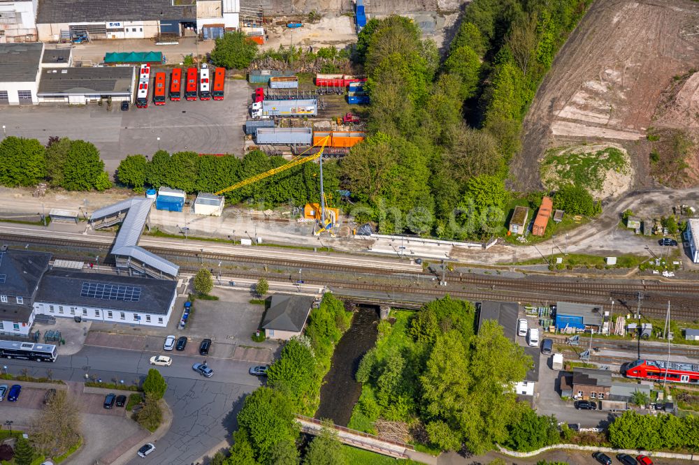 Luftbild Bestwig - Gleisverlauf und Bahnhofsgebaude der Deutschen Bahn in Bestwig im Bundesland Nordrhein-Westfalen, Deutschland