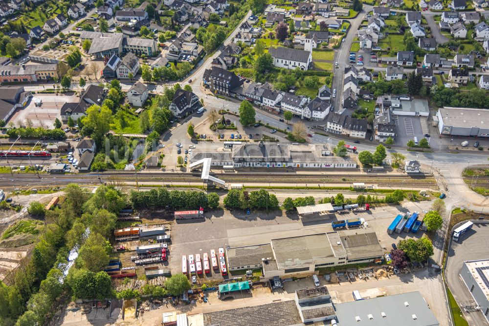 Luftaufnahme Bestwig - Gleisverlauf und Bahnhofsgebaude der Deutschen Bahn in Bestwig im Bundesland Nordrhein-Westfalen, Deutschland