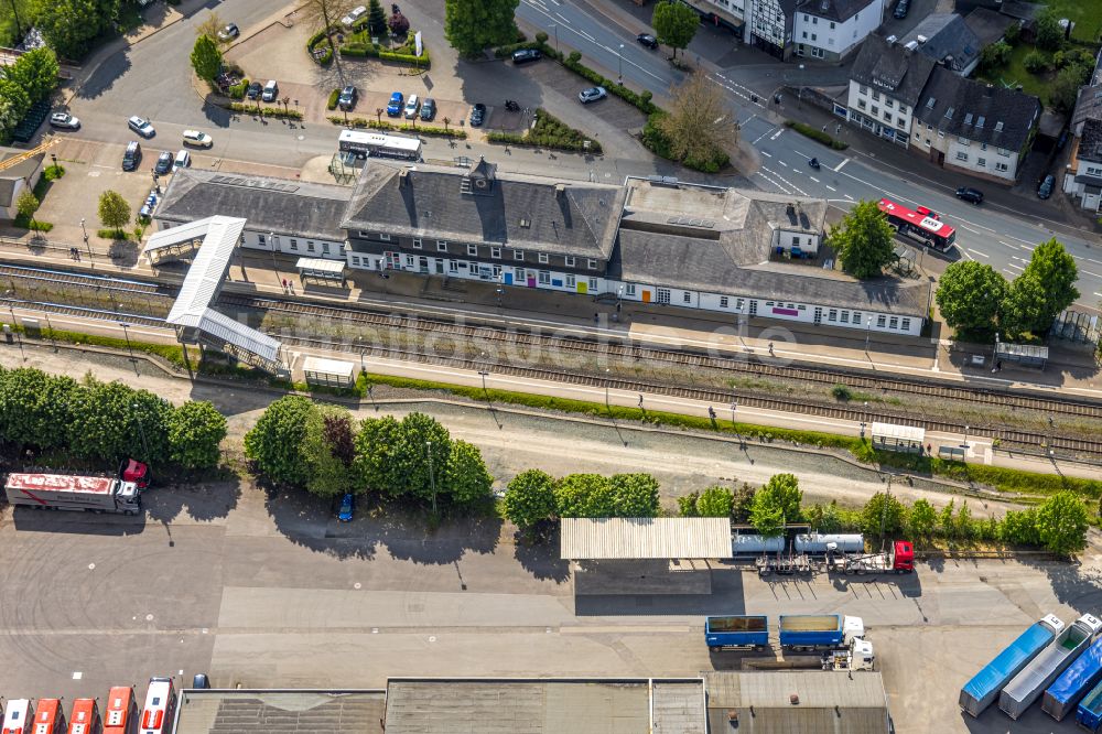 Bestwig von oben - Gleisverlauf und Bahnhofsgebaude der Deutschen Bahn in Bestwig im Bundesland Nordrhein-Westfalen, Deutschland