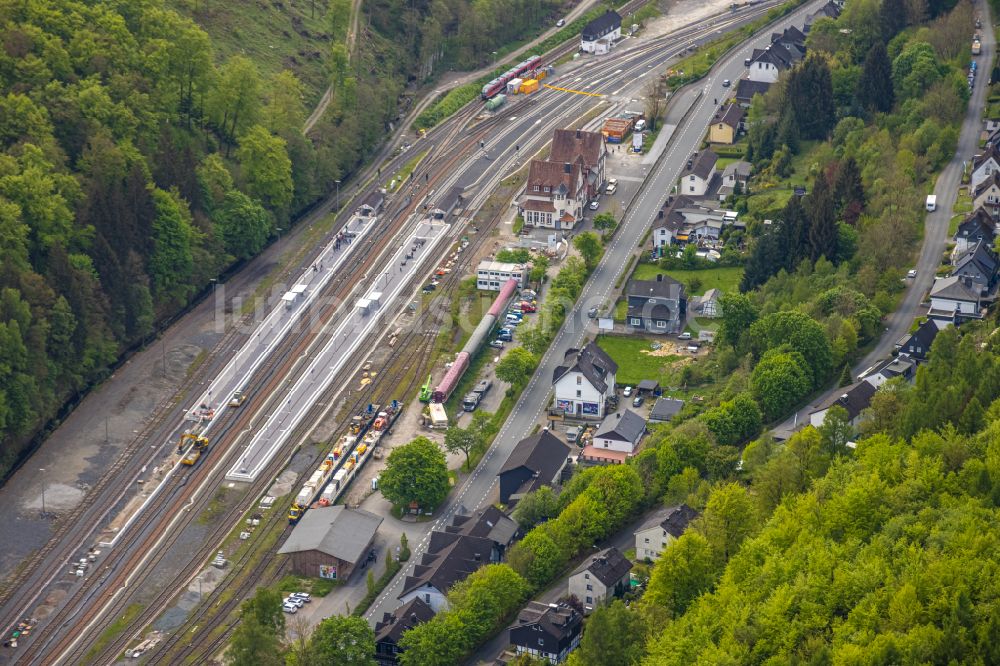 Brilon aus der Vogelperspektive: Gleisverlauf und Bahnhofsgebaude der Deutschen Bahn Brilon Wald in Brilon im Bundesland Nordrhein-Westfalen, Deutschland