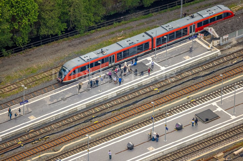 Luftbild Brilon - Gleisverlauf und Bahnhofsgebaude der Deutschen Bahn Brilon Wald in Brilon im Bundesland Nordrhein-Westfalen, Deutschland