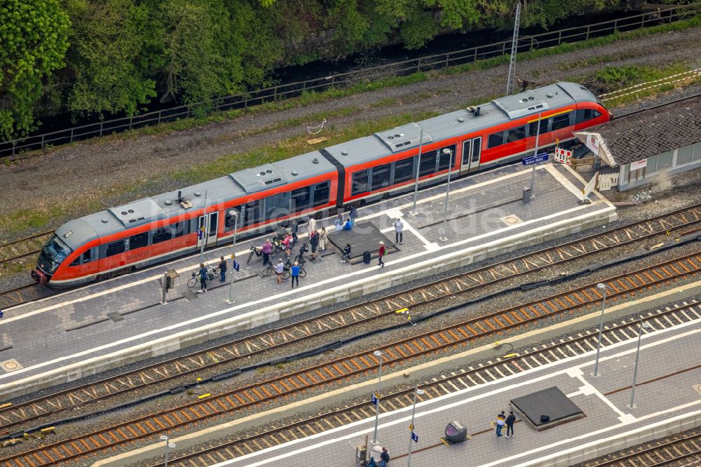 Luftbild Brilon - Gleisverlauf und Bahnhofsgebaude der Deutschen Bahn Brilon Wald in Brilon im Bundesland Nordrhein-Westfalen, Deutschland