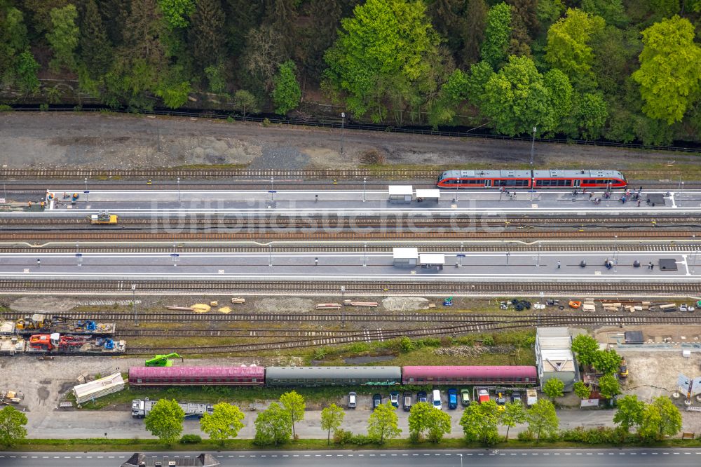 Luftaufnahme Brilon - Gleisverlauf und Bahnhofsgebaude der Deutschen Bahn Brilon Wald in Brilon im Bundesland Nordrhein-Westfalen, Deutschland