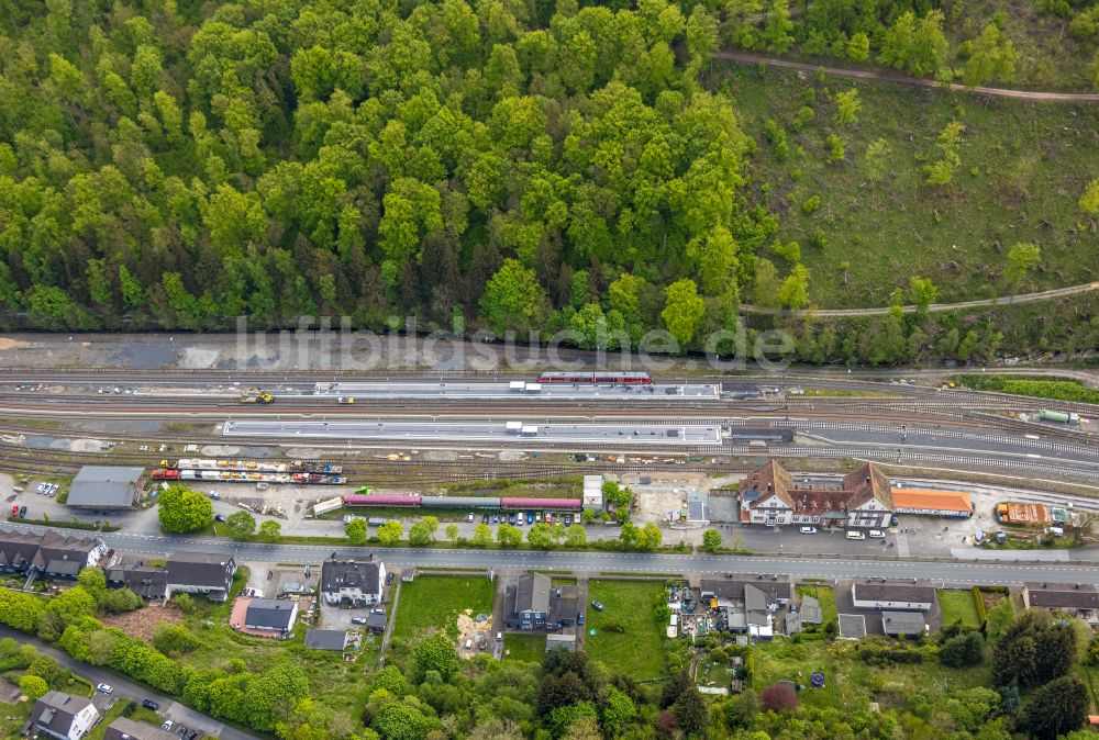 Brilon von oben - Gleisverlauf und Bahnhofsgebaude der Deutschen Bahn Brilon Wald in Brilon im Bundesland Nordrhein-Westfalen, Deutschland