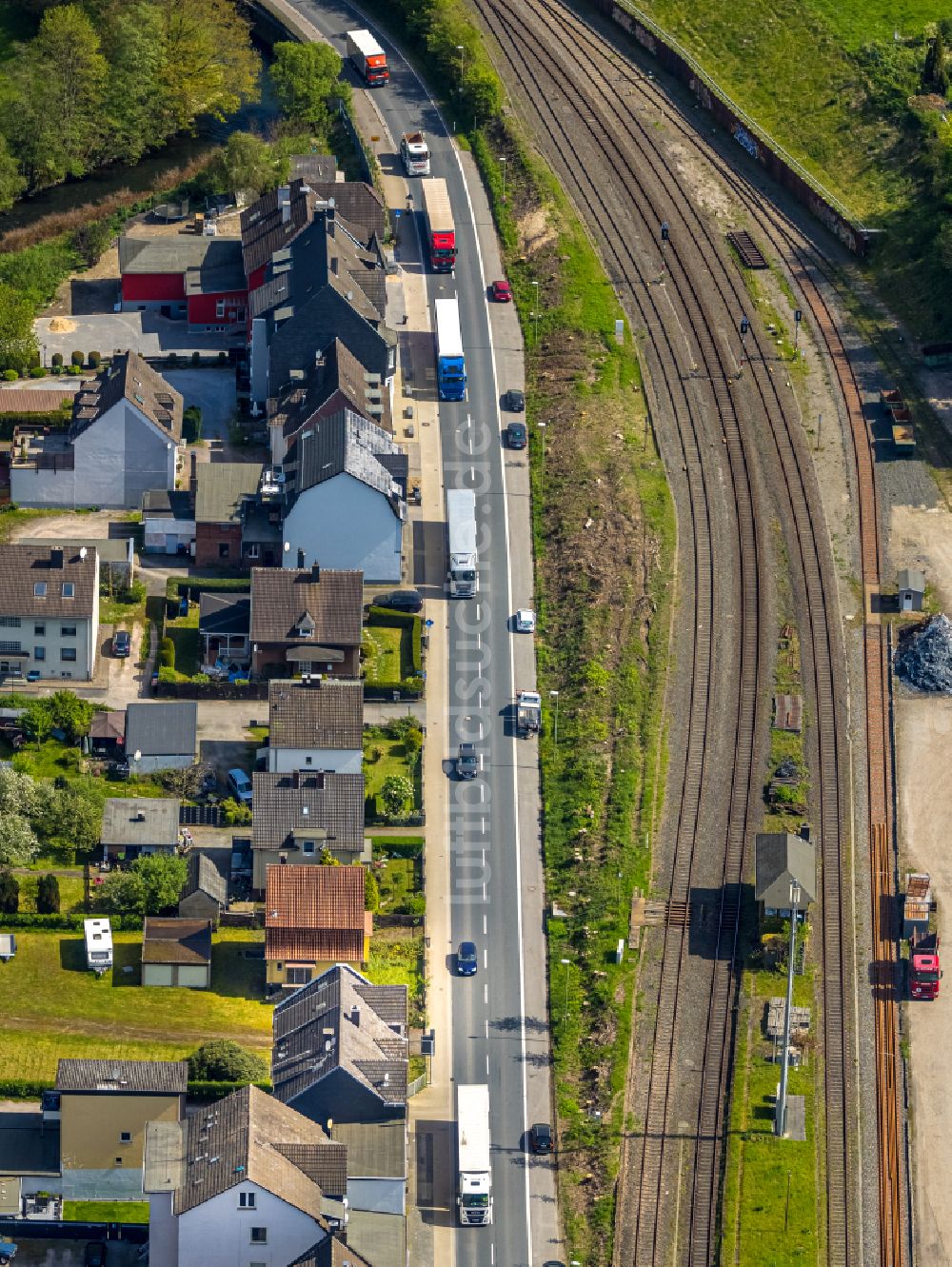 Luftaufnahme Rummenohl - Gleisverlauf und Bahnhofsgebaude der Deutschen Bahn in Rummenohl im Bundesland Nordrhein-Westfalen, Deutschland