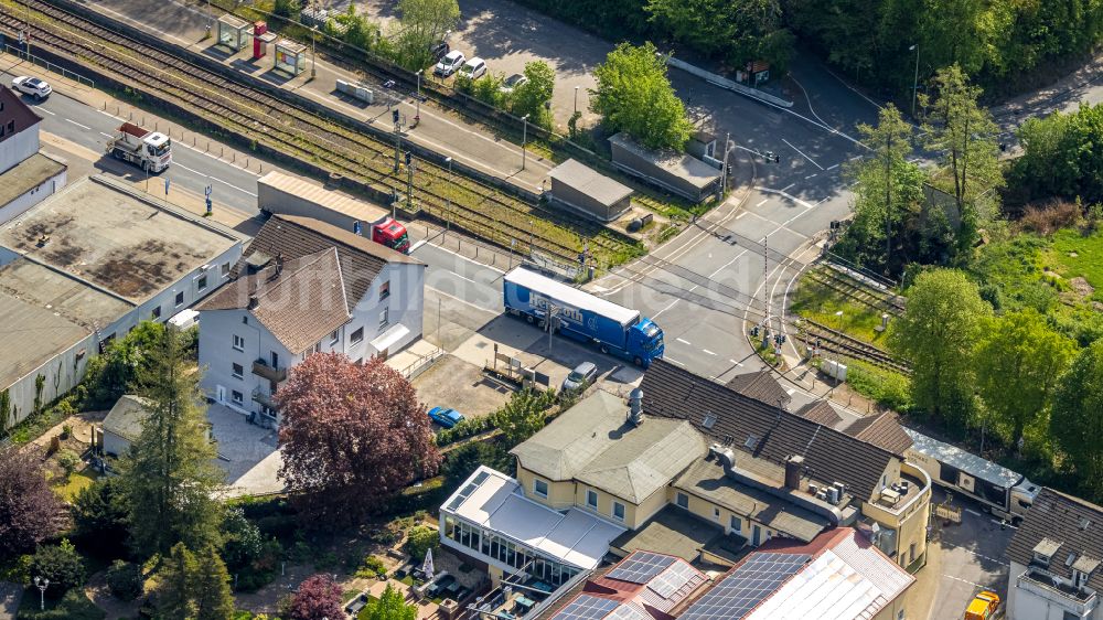 Rummenohl von oben - Gleisverlauf und Bahnhofsgebaude der Deutschen Bahn in Rummenohl im Bundesland Nordrhein-Westfalen, Deutschland