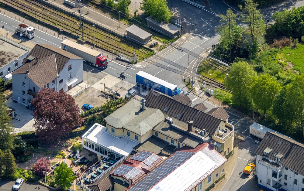 Rummenohl aus der Vogelperspektive: Gleisverlauf und Bahnhofsgebaude der Deutschen Bahn in Rummenohl im Bundesland Nordrhein-Westfalen, Deutschland