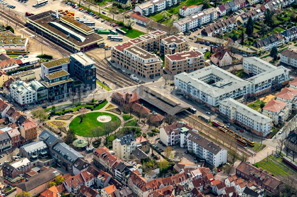 Ettlingen von oben - Gleisverlauf und Bahnhofsgebäude der Bahn in Ettlingen im Bundesland Baden-Württemberg, Deutschland