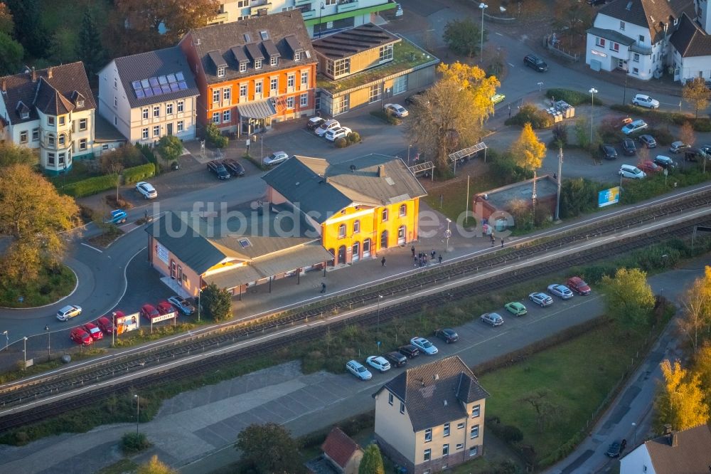 Luftaufnahme Marsberg - Gleisverlauf und Bahnhofsgebäude des Bahnhof Marsberg an der Bahnstraße in Marsberg im Bundesland Nordrhein-Westfalen, Deutschland