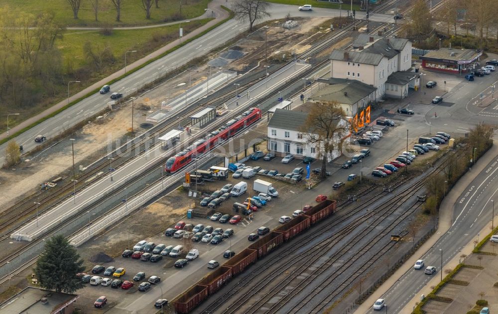 Arnsberg von oben - Gleisverlauf und Bahnhofsgebäude des Bahnhof Neheim-Hüsten in Arnsberg im Bundesland Nordrhein-Westfalen, Deutschland