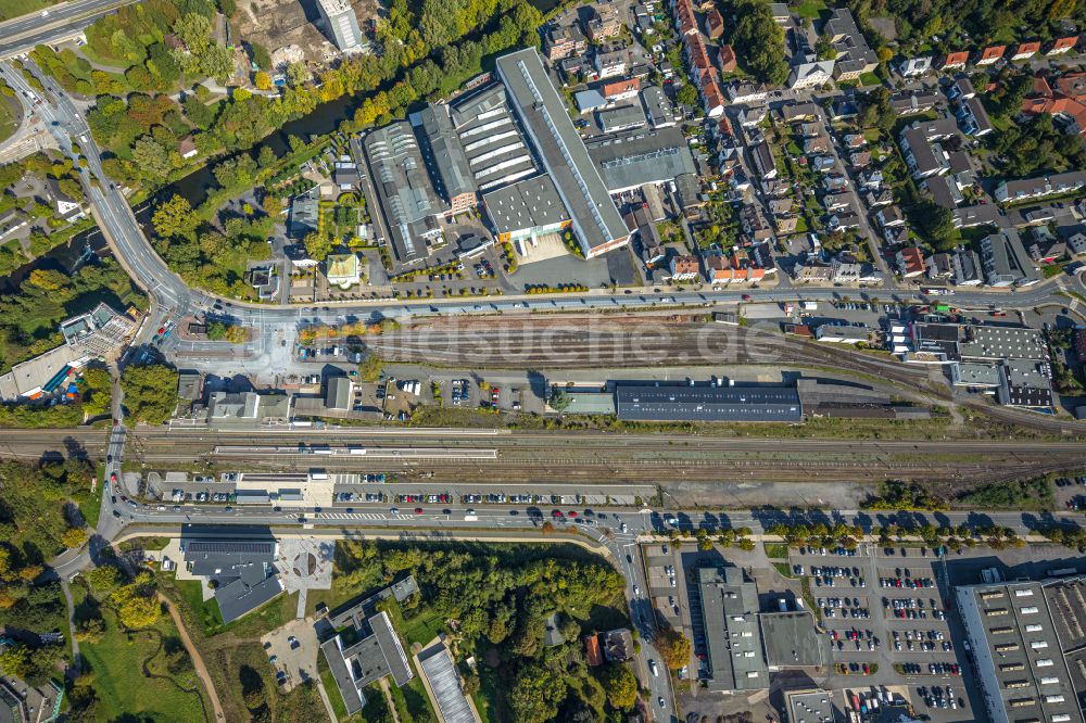 Luftbild Arnsberg - Gleisverlauf und Bahnhofsgebäude des Bahnhof Neheim-Hüsten in Arnsberg im Bundesland Nordrhein-Westfalen, Deutschland