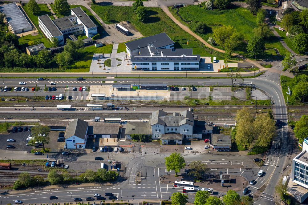 Luftbild Arnsberg - Gleisverlauf und Bahnhofsgebäude des Bahnhof Neheim-Hüsten in Arnsberg im Bundesland Nordrhein-Westfalen, Deutschland