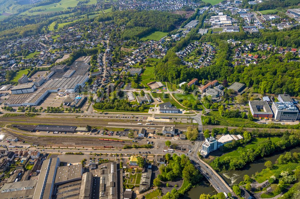 Luftaufnahme Arnsberg - Gleisverlauf und Bahnhofsgebäude des Bahnhof Neheim-Hüsten in Arnsberg im Bundesland Nordrhein-Westfalen, Deutschland