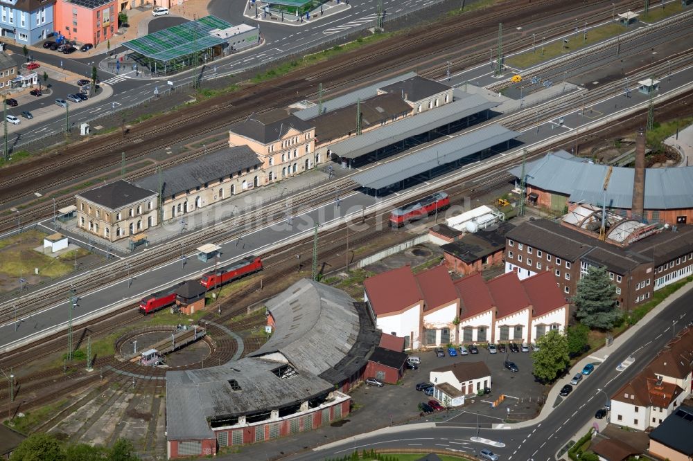 Luftaufnahme Bebra - Gleisverlauf und Bahnhofsgebäude des Bahnhofs Bebra der Deutschen Bahn in Bebra im Bundesland Hessen, Deutschland