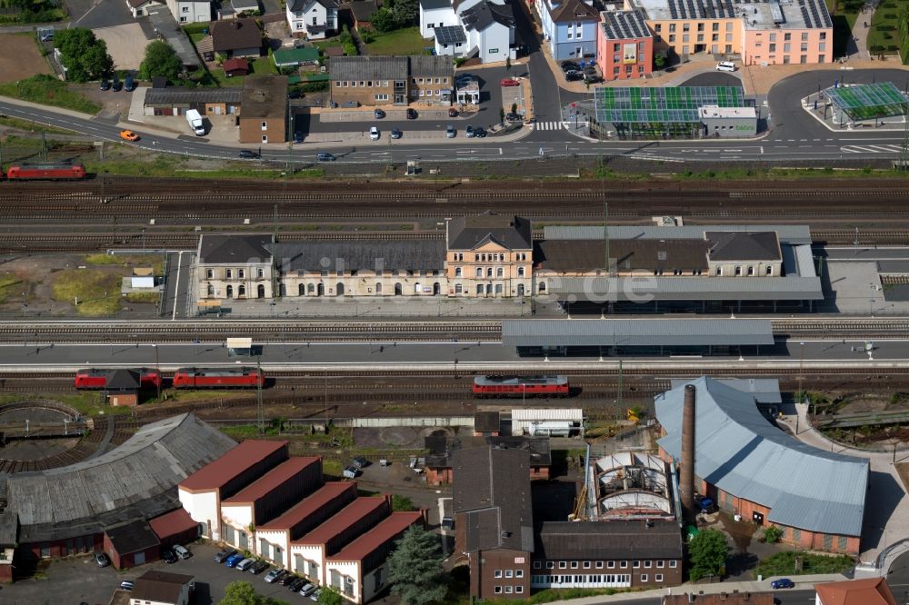 Bebra von oben - Gleisverlauf und Bahnhofsgebäude des Bahnhofs Bebra der Deutschen Bahn in Bebra im Bundesland Hessen, Deutschland