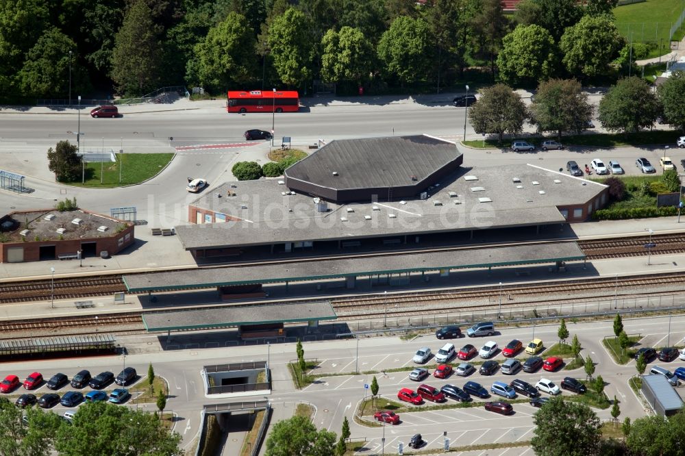 Luftbild Kaufbeuren - Gleisverlauf und Bahnhofsgebäude des Bahnhofs Kaufbeuren der Deutschen Bahn in Kaufbeuren im Bundesland Bayern, Deutschland