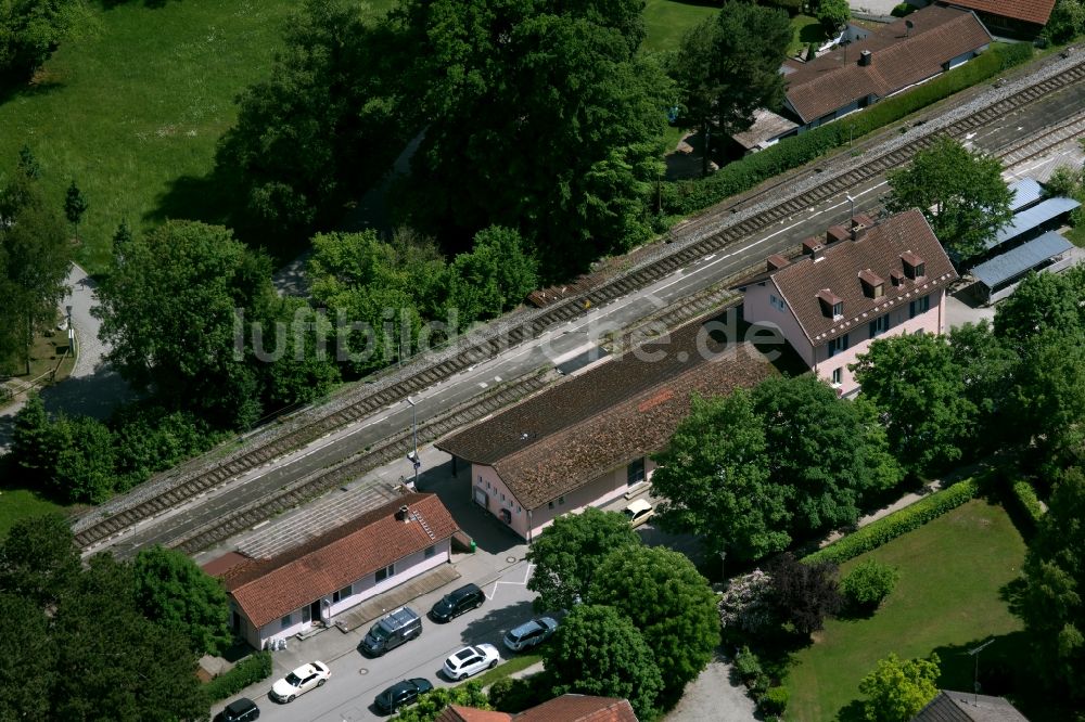 Utting am Ammersee aus der Vogelperspektive: Gleisverlauf und Bahnhofsgebäude des Bahnhofs Utting der Deutschen Bahn in Utting am Ammersee im Bundesland Bayern, Deutschland