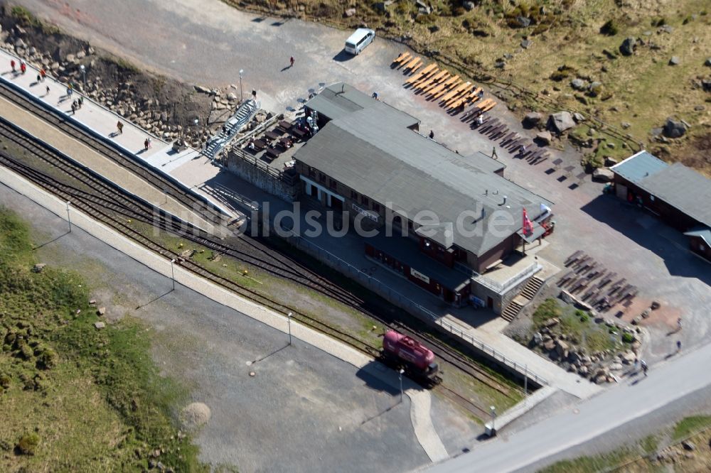 Schierke von oben - Gleisverlauf und Bahnhofsgebäude Brockenbahn - Harzquerbahn - Harzer Schmalspurbahn in Schierke im Bundesland Sachsen-Anhalt, Deutschland