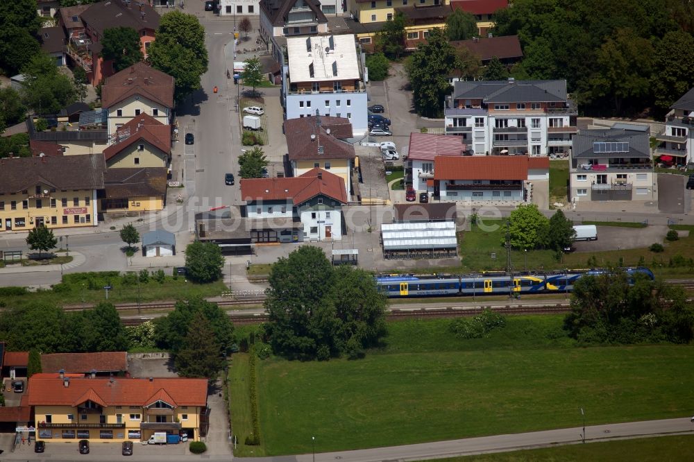 Bruckmühl von oben - Gleisverlauf und Bahnhofsgebäude in Bruckmühl im Bundesland Bayern, Deutschland