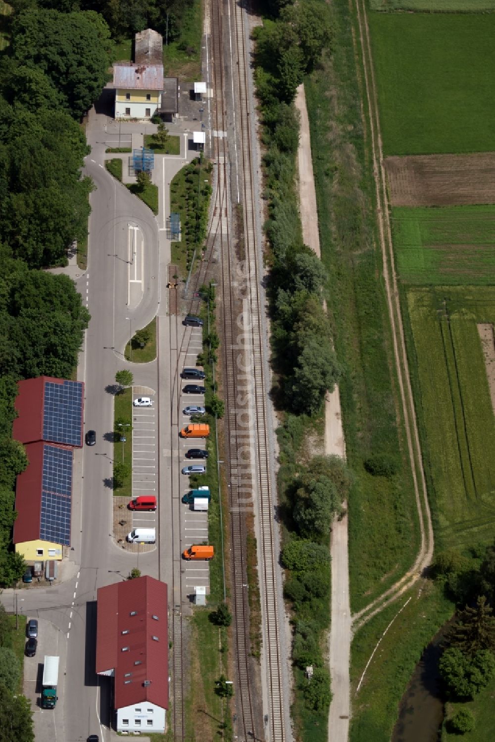 Luftbild Dasing - Gleisverlauf und Bahnhofsgebäude in Dasing im Bundesland Bayern, Deutschland