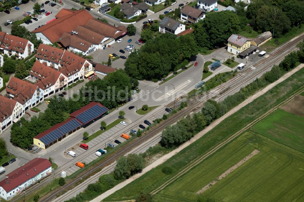 Luftaufnahme Dasing - Gleisverlauf und Bahnhofsgebäude in Dasing im Bundesland Bayern, Deutschland