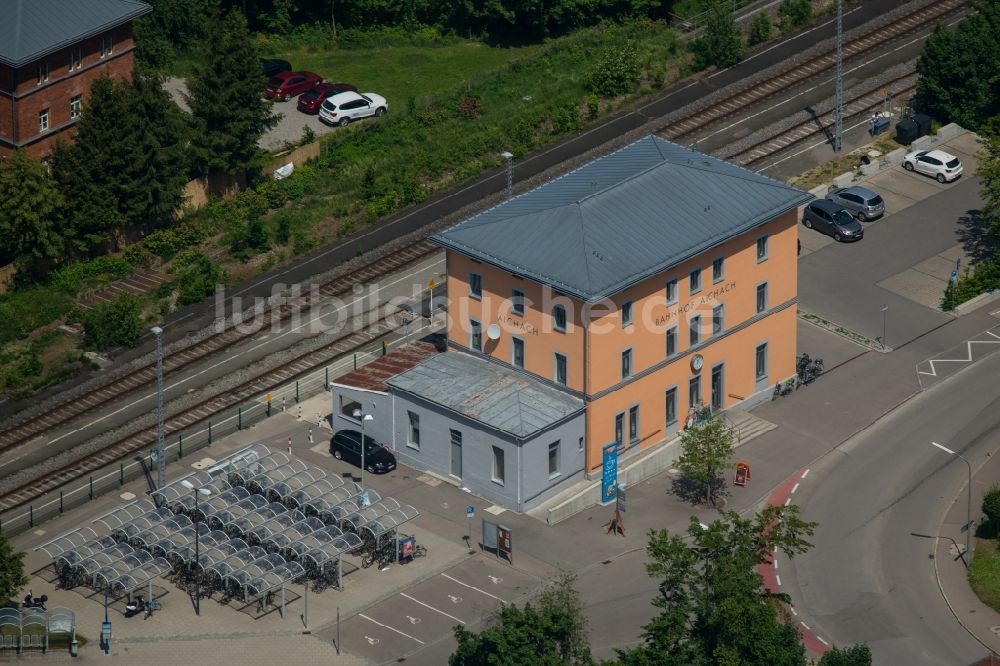 Aichach von oben - Gleisverlauf und Bahnhofsgebäude der Deutschen Bahn in Aichach im Bundesland Bayern, Deutschland