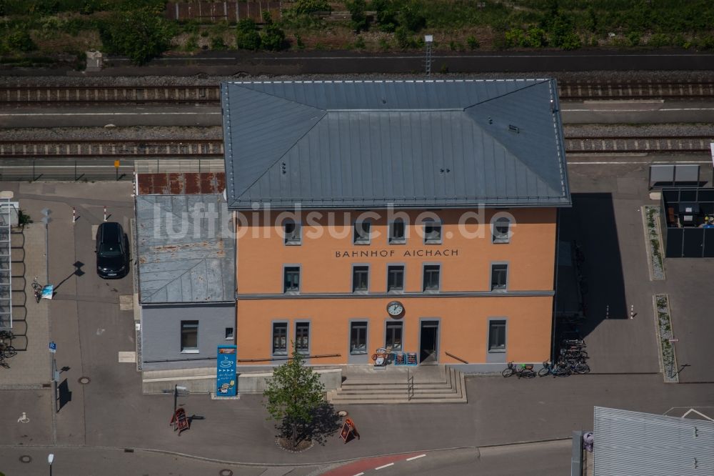 Aichach aus der Vogelperspektive: Gleisverlauf und Bahnhofsgebäude der Deutschen Bahn in Aichach im Bundesland Bayern, Deutschland