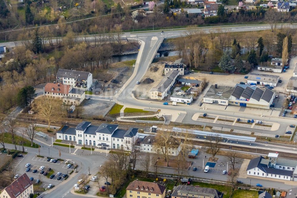 Luftaufnahme Arnsberg - Gleisverlauf und Bahnhofsgebäude der Deutschen Bahn in Arnsberg im Bundesland Nordrhein-Westfalen, Deutschland