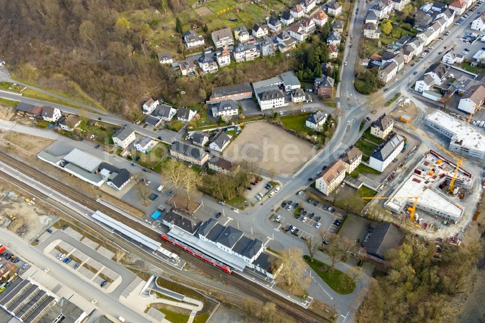 Luftbild Arnsberg - Gleisverlauf und Bahnhofsgebäude der Deutschen Bahn in Arnsberg im Bundesland Nordrhein-Westfalen, Deutschland