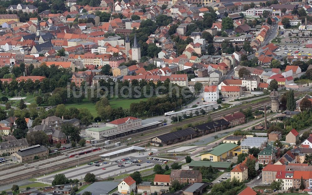 Luftaufnahme Aschersleben - Gleisverlauf und Bahnhofsgebäude der Deutschen Bahn in Aschersleben im Bundesland Sachsen-Anhalt, Deutschland