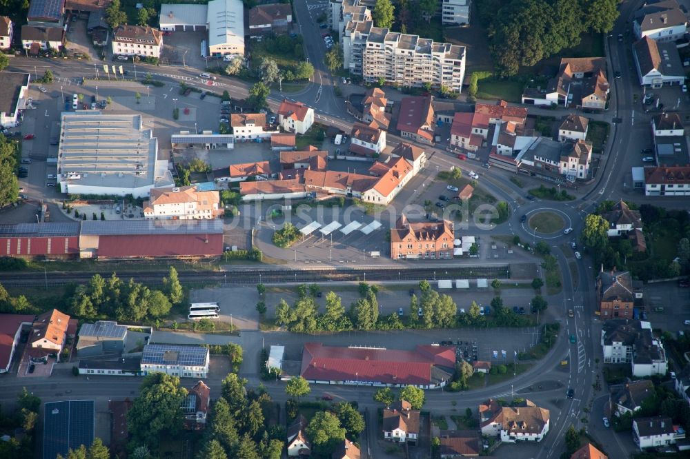 Luftbild Bad Bergzabern - Gleisverlauf und Bahnhofsgebäude der Deutschen Bahn in Bad Bergzabern im Bundesland Rheinland-Pfalz