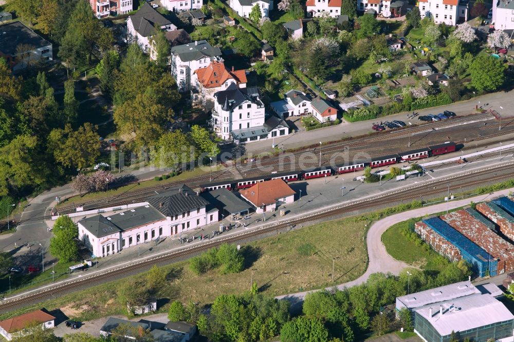 Bad Doberan aus der Vogelperspektive: Gleisverlauf und Bahnhofsgebäude der Deutschen Bahn in Bad Doberan im Bundesland Mecklenburg-Vorpommern, Deutschland