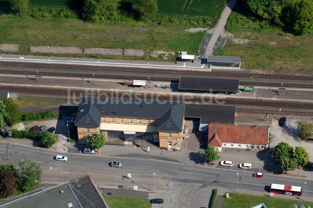 Luftbild Bad Neustadt an der Saale - Gleisverlauf und Bahnhofsgebäude der Deutschen Bahn in Bad Neustadt an der Saale im Bundesland Bayern, Deutschland