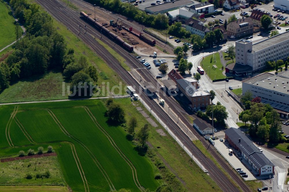 Bad Neustadt an der Saale aus der Vogelperspektive: Gleisverlauf und Bahnhofsgebäude der Deutschen Bahn in Bad Neustadt an der Saale im Bundesland Bayern, Deutschland