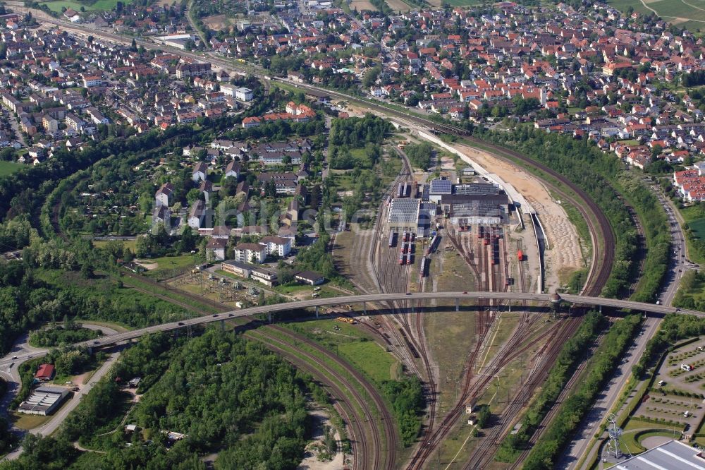 Weil am Rhein aus der Vogelperspektive: Gleisverlauf und Bahnhofsgebäude der Deutschen Bahn am Bahnbetriebswerk in Weil am Rhein im Bundesland Baden-Württemberg