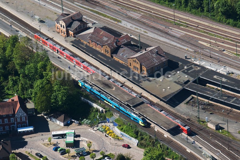 Altenbeken von oben - Gleisverlauf und Bahnhofsgebäude der Deutschen Bahn am Bahnhof Altenbeken in Altenbeken im Bundesland Nordrhein-Westfalen, Deutschland