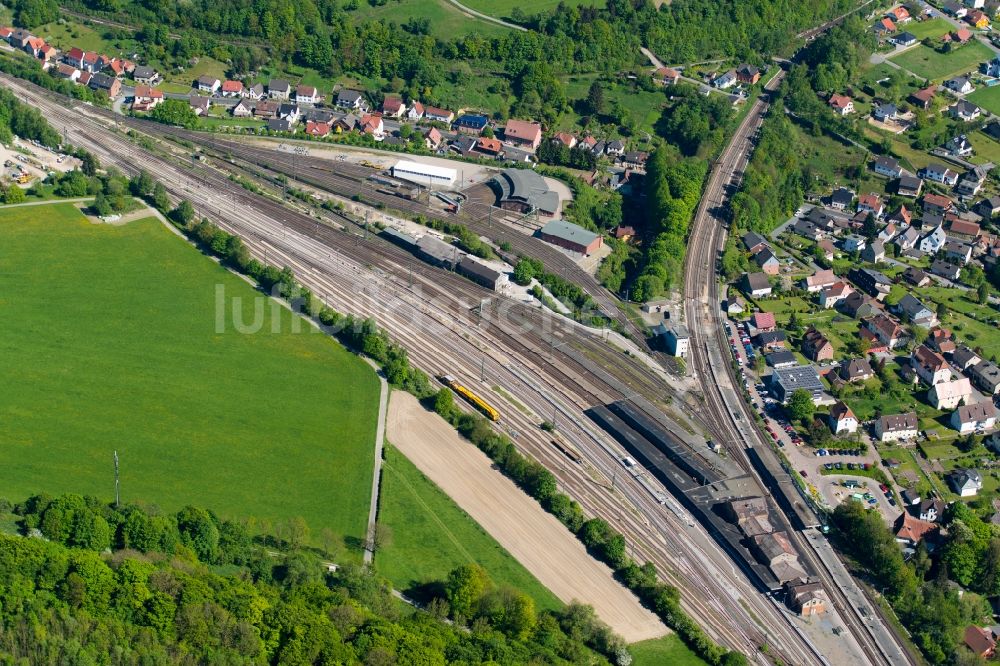 Luftbild Altenbeken - Gleisverlauf und Bahnhofsgebäude der Deutschen Bahn am Bahnhof Altenbeken in Altenbeken im Bundesland Nordrhein-Westfalen, Deutschland