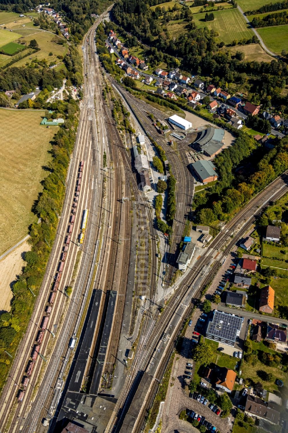 Altenbeken von oben - Gleisverlauf und Bahnhofsgebäude der Deutschen Bahn am Bahnhof Altenbeken in Altenbeken im Bundesland Nordrhein-Westfalen, Deutschland