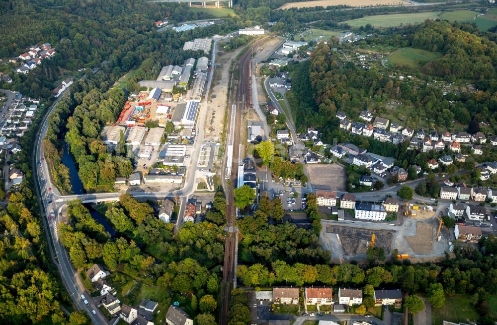 Arnsberg aus der Vogelperspektive: Gleisverlauf und Bahnhofsgebäude der Deutschen Bahn Bahnhof Arnsberg (Westf) in Arnsberg im Bundesland Nordrhein-Westfalen, Deutschland