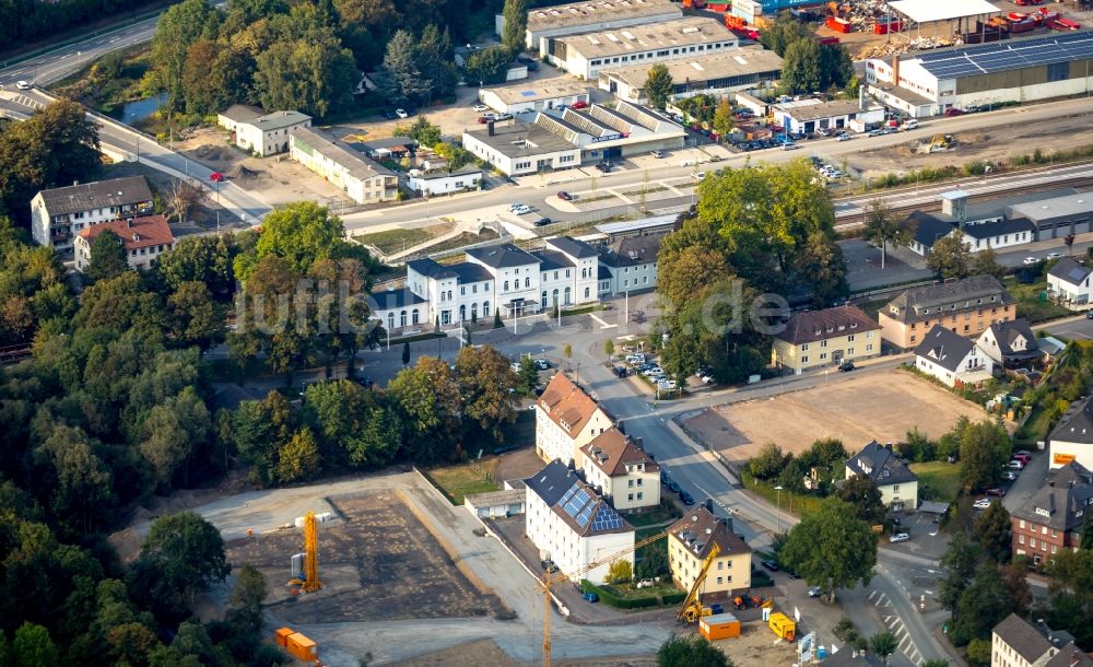 Luftbild Arnsberg - Gleisverlauf und Bahnhofsgebäude der Deutschen Bahn Bahnhof Arnsberg (Westf) in Arnsberg im Bundesland Nordrhein-Westfalen, Deutschland