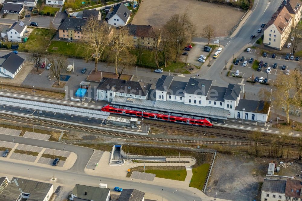 Arnsberg aus der Vogelperspektive: Gleisverlauf und Bahnhofsgebäude der Deutschen Bahn Bahnhof Arnsberg (Westf) in Arnsberg im Bundesland Nordrhein-Westfalen, Deutschland