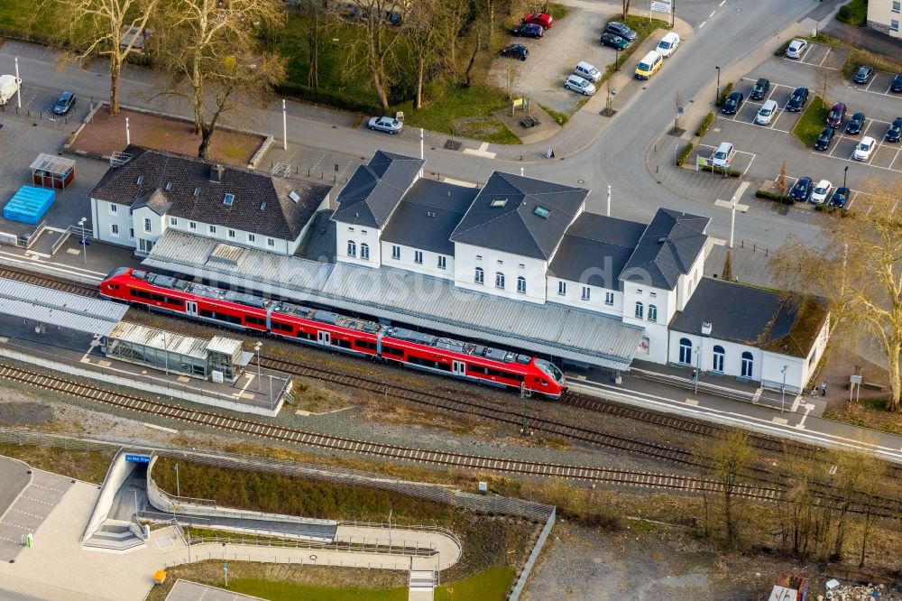 Luftbild Arnsberg - Gleisverlauf und Bahnhofsgebäude der Deutschen Bahn Bahnhof Arnsberg (Westf) in Arnsberg im Bundesland Nordrhein-Westfalen, Deutschland